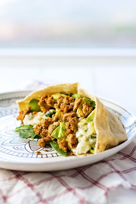 Such a great idea! Ground Turkey Pita Pockets, stuffed with avocado and spinach artichoke dip. So good! Turkey Pita Pockets, Turkey Pita, Ground Turkey Taco Salad, Pocket Recipes, Lean Dinners, Pita Pocket Recipes, Pita Recipe, Pockets Recipe, Ground Turkey Chili