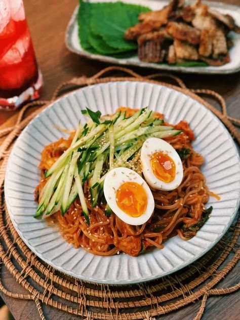 Bibim Guksu: Summer Spicy Korean Cold Noodles Spicy Cold Noodles, Bibim Guksu, Korean Cold Noodles, Fresh Kimchi, Kimchi Noodles, Quick Summer Meals, Noodles Spicy, Tiffy Cooks, Ginger Salad Dressings