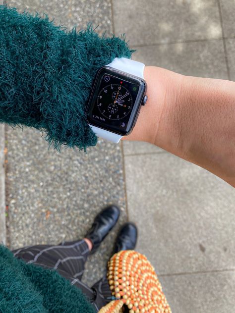 Apple Watch Aesthetic Bracelets, Grey Apple Watch, Olivia Aesthetic, Apple Watch Space Grey, Apple Watch White, Watch Bracelets, Apple Watch 3, Apple Watch Bracelets, Apple Watches