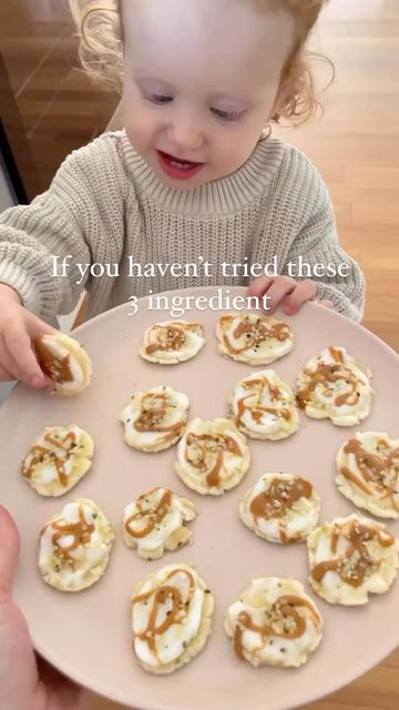 Frozen Banana Yogurt Bites, Frozen Toddler Meals, Toddler Appetizers, Oatmeal Bites Toddler, Yogurt Bites For Babies, One Year Old Snacks, Blw Recipes 6 Months, Banana Yogurt Bites, Blw Meals