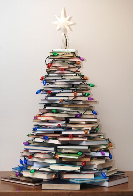 Very Merry Vintage Syle: How to Make a Christmas Tree with Books Christmas Tree Out Of Books, Unusual Christmas Trees, Christmas Picture Books, Book Christmas Tree, Book Christmas, Creative Christmas Trees, How To Make Christmas Tree, Alternative Christmas, Alternative Christmas Tree