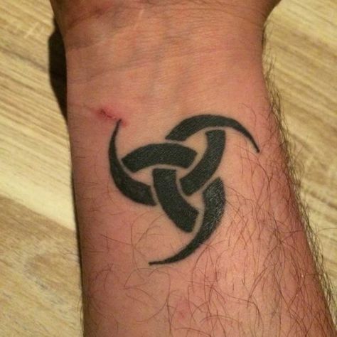 Arm Tattoo Viking, Horns Tattoo, Horns Of Odin, Runes Tattoo, Viking Rune Tattoo, Rabe Tattoo, Modern Viking, Vikings Tattoo, Symbole Viking