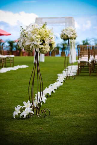 White Wedding Flowers Centerpieces, Outdoor Wedding Backdrops, Ivory Wedding Flowers, Cheap Wedding Flowers, Wedding Design Decoration, Venture Capitalist, Romantic Wedding Decor, Wedding Props, Wedding Stage Decorations