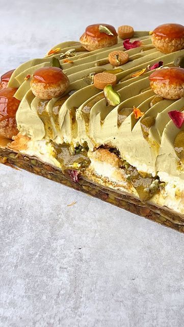 Idea Video, Easy Cake Decorating, Middle Eastern Recipes, Eclairs, Baklava, The Middle East, Easy Cake, Orange Blossom, Pistachio