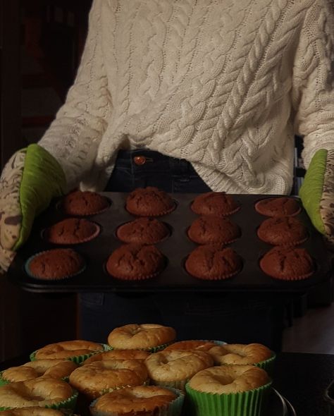 Baked Good Aesthetic, Cooking And Baking Aesthetic, Hobbit Lifestyle, Cottagecore Baking, Dark Academia Fall, Aesthetic Baking, Muffins Chocolate, Baking Aesthetic, Fall Cupcakes