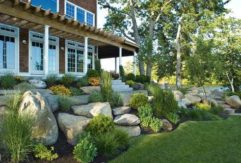 10 Stunning River Rock Front Yard Landscaping Ideas Cerca Natural, Small Front Yard Landscaping, Landscaping Retaining Walls, Hillside Landscaping, Front Yard Design, Farmhouse Landscaping, Rock Garden Landscaping, Landscape Designs, Front Yard Garden