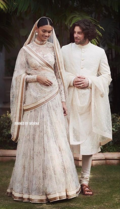 Sabyasachi Mukherjee - India 🇮🇳 Sabyasachi White Saree, Shadi Photography, Sabyasachi Suits, Sabyasachi Dresses, Ivory Saree, Ethnic Gowns, Suit Neck, Sabyasachi Mukherjee, Sabyasachi Sarees