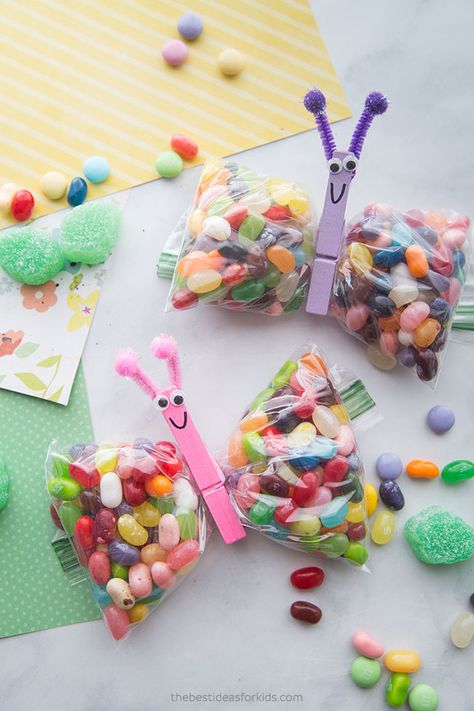 Butterfly Snack Bags, Easy Spring Treats, Butterfly Snacks, 4de Verjaardag, Birthday Party Goodie Bags, Spring Treats, Party Bags Kids, Sweet Cones, Spring Craft