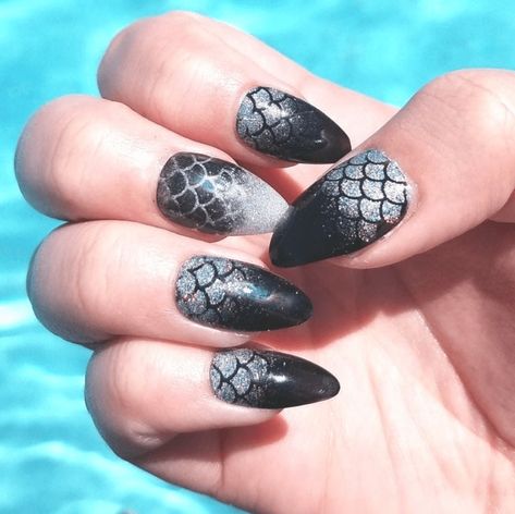 35+ Shimmering Mermaid Nails Design Ideas Black Mermaid Nails, Mermaid Nail Art, Christmas Manicure, Nail Effects, Unicorn Nails, Black Mermaid, Mermaid Nails, Unique Nails, Nail Polishes