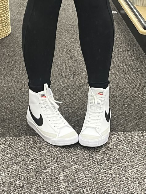 Leggings And Nike Blazers, Vuse Alto Aesthetic, Nike Jordan Mujer, Zapatillas Aesthetic, Tenis Aesthetic, Nike 77, Blazer Mid 77 Outfit, Nike Blazer Outfit, Nike Blazer Mid 77 Outfit