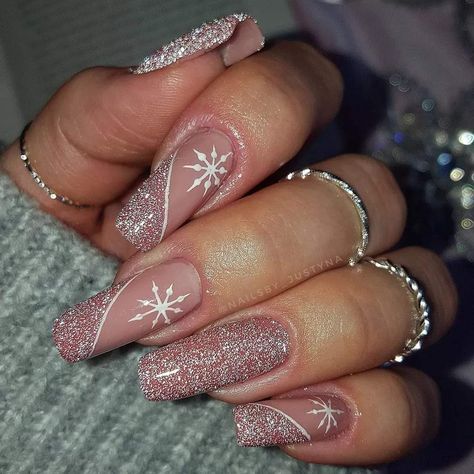 Nails Winter Christmas, New Year Nails, Rose Gold Nails Design, Xmas Nail, Winter Nails Acrylic, Cute Christmas Nails, Christmas Gel Nails, Nails Winter, Inspired Nails