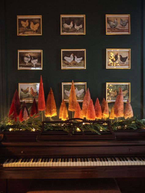 Christmas Decor Piano Top, Decorating Piano For Christmas, Piano Christmas Decor, Christmas Piano Decor, Piano Christmas, Holiday Living Room, Piano Decor, Christmas Piano, Modern Holiday Decor