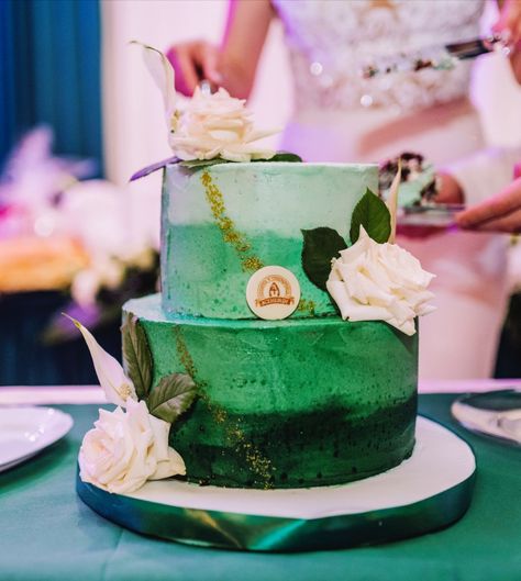 Green And Gold Graduation Cake, Emerald Green Cakes, Emerald Green Wedding Cake, Green And Gold Graduation, Wedding Cake Emerald Green, Emerald Green Wedding, Green Wedding Cake, Green Cake, Emerald Green Weddings