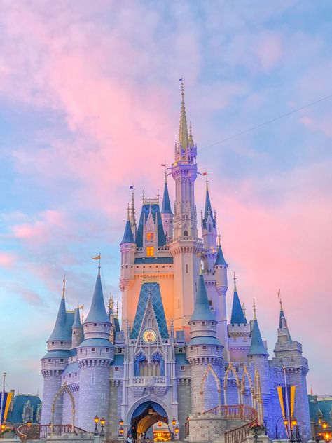 Cotton candy skies over Walt Disney World 💗💙 Cinderella's Castle Disney World, Disney World Lockscreen, Disney World Castle Aesthetic, Disney World Background, Disney Ipad Wallpaper, Disney World Wallpaper, Disney Moodboard, Resort Pictures, Disney World Aesthetic