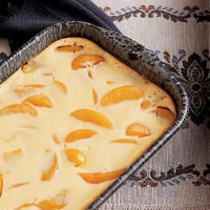 Peach Kuchen with Sour Cream - I make Kuchen frequently. It is an upscale cobbler, with a cake-like bottom and sweet cream topping that is very tasty and satisfying.  Enjoy! German Desserts, Peach Desserts, Peach Cake, Peach Recipe, German Food, Fruit Desserts, Healthy Dessert, Flan, Coffee Cake