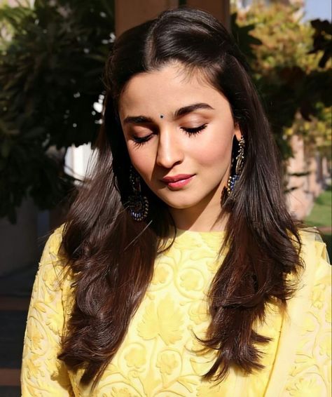 Alia Bhatt Hairstyles, Hair Style On Saree, Engagement Hairstyles, Traditional Hairstyle, Extension Hair, Indian Wedding Hairstyles, Ethnic Hairstyles, Open Hairstyles, Daily Hairstyles