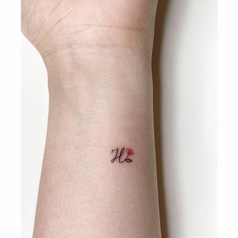 Letter "H" and flower tattooed on the wrist. H Letter Tattoo Designs For Women, M H Tattoo Letter, H And J Tattoo, Flower With Letter Tattoo, Small H Tattoo, Initals Tattoo Fonts, Letter H Tattoo Ideas, H Initial Tattoo, Letter I Tattoo