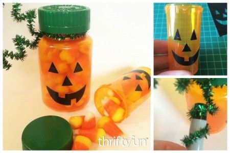 Empty Pill Bottle Crafts, Medicine Bottle Crafts, Pill Bottle Crafts, Cute Halloween Treats, Recycled Crafts Kids, Pill Bottle, Medicine Bottle, Treat Holders, Kid Projects