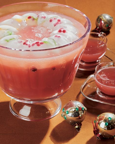 70s Punch Recipe, Old Fashioned Punch Recipes, Vintage Punch Recipe, Christmas Alcoholic Punch, Christmas Punch Alcoholic, Italian Punch, Punch Bowl Recipes, Easy Holiday Drinks, Best Christmas Cocktails