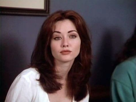 Charmed Hairstyles 90s, Shannen Doherty 90210, 90s Dark Hair, Shannen Doherty Hair, Shannen Doherty 90s Style, Brenda Walsh Style, Brenda Walsh Hair, Hair Ideas 90s, Vintage Haircut Women