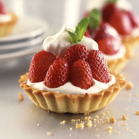 Frozen Tart Shells, Strawberry Tarts Recipe, Cheese Tarts, Easy Strawberry, Fruit Tart, Köstliche Desserts, Tart Recipes, Strawberry Recipes, Strawberries