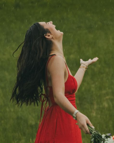 dancing in the rain with @aleahbeah16 is the absolute best way to spend a thursday evening, just try & change my mind🤭 this is the energy i adoreeee from seniors! instead of being bummed that her session ended with rain clouds instead of golden hour, aleah ran right into the rain & had herself a dance party🕺consider this your sign to embrace whatever comes during your senior session! the most fun pictures come from unplanned situations (or weather lol) aleah, i'm just so thankful you're on ... Photoshoot In The Rain Photo Ideas, Senior Pics In The Rain, Senior Picture Ideas Rainy Day, Raining Senior Pictures, Senior Photos In The Rain, Rain Poses Photo Ideas, Senior Pictures In The Rain, Raining Pictures, Rain Moodboard