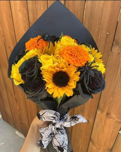 Halloween Flower Bouquet, White Flower Bouquet, Yellow Bouquets, Diy Projects Gifts, Halloween Flowers, Night Flowers, Wax Flowers, Black And White Flowers, Senior Night