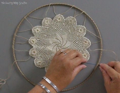 Make your own beautiful Dream Catcher to protect you from bad dreams. The Daydream craft kit comes with everything you need to DIY dreamcatcher decor. Easy Home Diy Upgrades, Doily Dream Catchers, Diy Dream Catcher, Atrapasueños Diy, Lace Dream Catchers, Doily Art, Dream Catcher Patterns, Dream Catcher Tutorial, Wall Art Tutorial