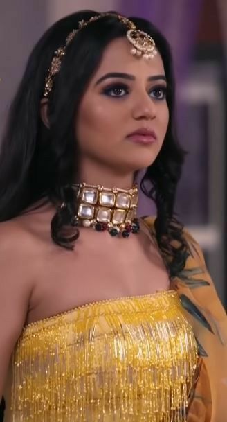 Matha Patti Hairstyles Simple, Matha Patti Hairstyles, Naira Dress, Maroon Makeup, Latest Bridal Lehenga Designs, Hairstyles Simple, Bridal Jewellery Inspiration, Matha Patti, Helly Shah