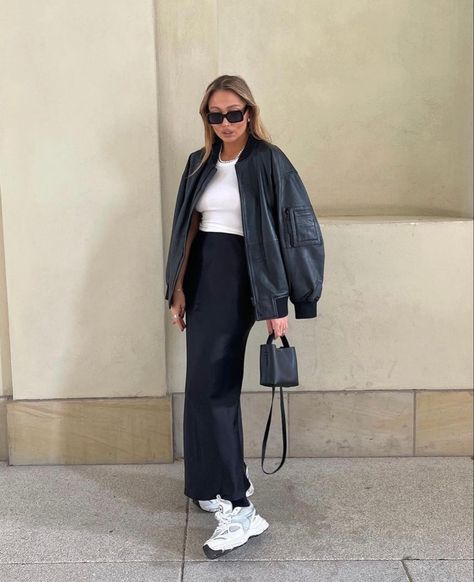 Mid Season Outfit, Ireland Fits, Ireland Outfits, Outfit Minimalista, Nyc Fall Outfits, Black Satin Skirt, Winter 23, Casual Outfit Inspiration, Outfit Inspo Casual