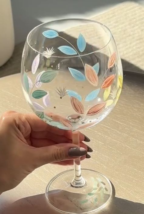 Botellas Aesthetic, Painted Wine Glasses Flowers, Glass Painting Designs For Beginners, Painting Glass Jars, Glass Painting Designs, Painted Wine Glasses, Bottle Painting, Cute Crafts, Glass Cup