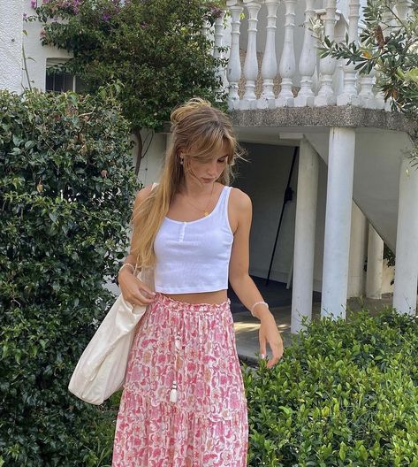 Midi Skirt Outfit Summer Aesthetic, Vacation Skirt Outfit, Interrailing Outfits, Schoolies Outfits, Summer Outfits Skirt, Summer Skirt Outfits, Pink Summer Outfits, Spring Skirt Outfits, Pink Maxi Skirt