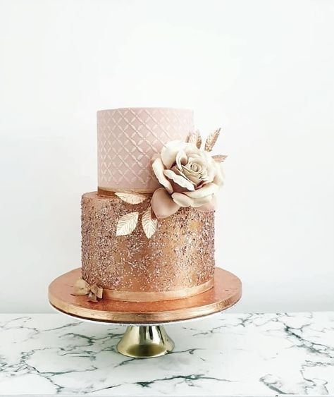 Wedding Cake Colors, Golden Birthday Cakes, Birthday Cake Roses, Rose Gold Cake, 40th Cake, 70th Birthday Cake, Gold Birthday Cake, Quinceanera Planning, Elegant Birthday Cakes