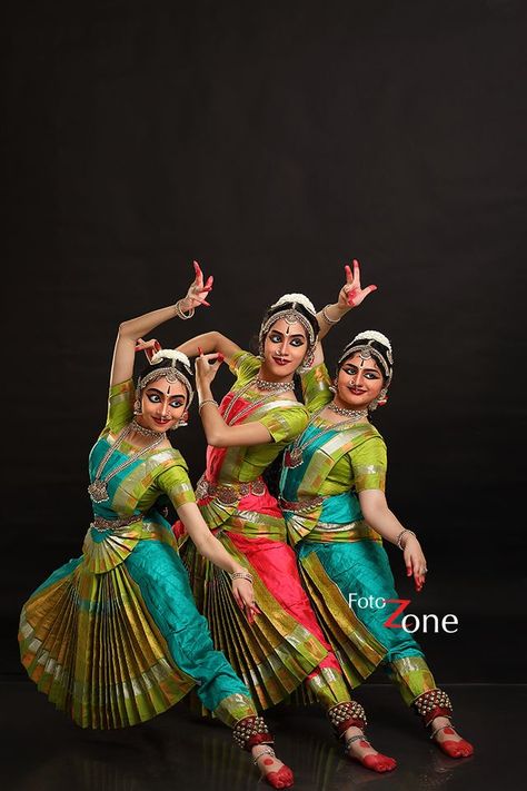 Bharatnatyam Duo Poses, Classical Dance Poses Photography, Bharatnatyam Photography, Bharatnatyam Poses For Photoshoot, Bharatanatyam Poses For Photoshoot, Kuchipudi Poses, Classical Dance Photography, Bharatnatyam Poses, Dancer Photo