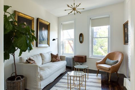 Monica and her husband make the most of a challenging layout in a small railroad apartment. New Classic Living Room, Railroad Apartment, Long Narrow Living Room, Nyc House, New York House, Apartment In New York, Narrow Living Room, Trendy Apartment, Apartment Decoration