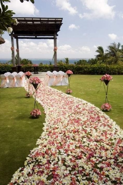 20 Wedding Aisle Runners Ideas Will Make Your Wedding More Fabulous | http://www.tulleandchantilly.com/blog/20-wedding-aisle-runners-ideas-to-make-your-wedding-more-fabulous/ Flower Petals Wedding, Wedding Setup, Aisle Runner Wedding, Wedding Party Table, Wedding Aisle Decorations, Summer Wedding Outdoor, Wedding Petals, Aisle Decor, Wedding Aisle