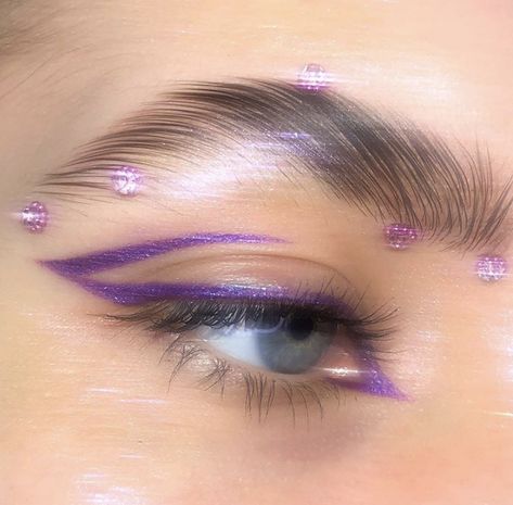 Lila Make-up, Purple Eyeliner, Maquillage On Fleek, Eyeliner Eyebrows, Flot Makeup, Purple Eye Makeup, Purple Makeup, Makijaż Smokey Eye, Eye Makeup Designs