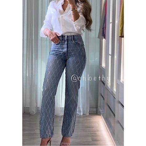 New With Tag Brand Zara Mid Rise - Straight Mid Rise Jeans With Five Pockets. Washed Effect. Rhinestone Appliqus. Front Zip And Metal Button Closure. Outer Shell 100% Cotton 0 = 25 2 = 26 4 = 27 6 = 28 8 = 29 10= 30 12= 31 Sparkle Jeans Outfit, Mexican Women Fashion, Rhinestone Jeans Outfit, Straight Cut Jeans Outfit, Frayed Flare Jeans, Zara Wide Leg Jeans, Sparkle Jeans, Zara Denim Jeans, Car Poses