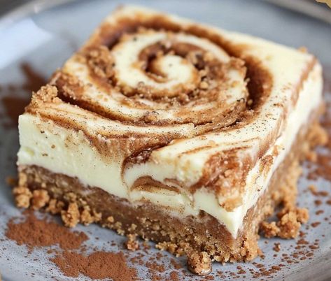 Cinnamon Roll Cheesecake Delight Decorative Cheesecakes, Cinnamon Rolls Cheesecake, Cinnamon Roll Honey Bun Cheesecake, Cinnamon Roll Cheesecake Recipes, Cheesecake Cinnamon Rolls, Cinnamon Roll Cheesecake Bars, Cheesecake Delight, Hawaiian Banana Bread, Roll Cheesecake