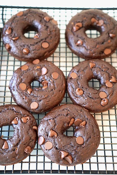 Healthy Chocolate Donuts - under 100 calories each - These moist and rich double chocolate cake donuts are under 100 calories each, and you'll never guess that they're packed full of zucchini and other better-for-you healthy ingredients! 1200 Calorie Meal Prep, Recipes Under 100 Calories, Recipes Under 400 Calories, 100 Calorie Desserts, 400 Calorie Meals, Meal Prep On Fleek, Chocolate Zucchini Cake, Under 100 Calories, Meal Prep Recipes