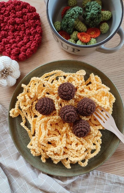 Knitted Play Food, Free Play Food Crochet Patterns, Crochet Play Food Pattern, Diy Toy Kitchen, Play Food Crochet, Crochet Spaghetti, Crocheted Food, Play Restaurant, Crochet Vegetables