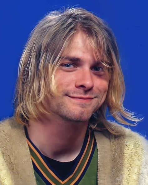 Kurt Cobain Long Hair, Kurt Cobain Smiling, Kurt Cobain 90s, Curco Vein, Kurt Cobain Photos, Kurt Nirvana, Frances Bean Cobain, Donald Cobain, Krist Novoselić