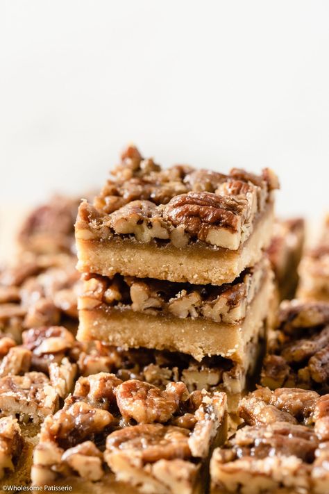 Pecan Shortbread Bars, Caramel Pecan Topping, Chocolate Semifreddo, Shortbread Bars Recipes, American Dessert, Maple Caramel, Pecan Shortbread Cookies, Pecan Shortbread, Caramel Shortbread