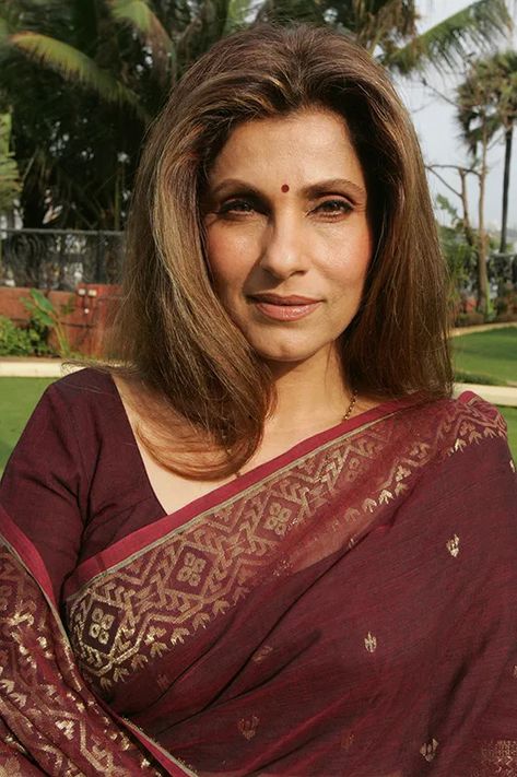 00s Bollywood, Dimple Kapadia, Bollywood Retro, Simple Saree Designs, Becoming An Actress, Flower Rangoli, Jamdani Saree, Beautiful Women Over 40, Indian Actress Hot Pics