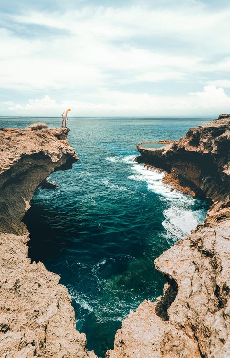 DEVIL'S TEARS ON NUSA LEMBONGAN, BALI - Journey Era Lembongan Island, Bali Baby, Nusa Lembongan, Cliff Diving, Bali Beaches, Bali Island, Dream Beach, Best Sunset, Quotes Disney