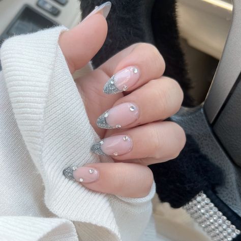 Trendy Silver Nails, Sparkly Nails With Gems, Graduation Nails Silver, Silver Nails Ideas Prom, Silver Nails Acrylic Prom, Silver Glitter Nails With Rhinestones, Silver Crystal Nails, Silver Aesthetic Nails, Sliver Sparkly Acrylic Nails