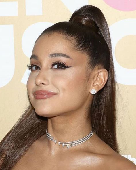 Ariyana Hair Ariana Grande, Ariana Grande Red Carpet, Ariana Grande 2018, Photoshoot Flowers, Ariana Grande Hair, Billboard Women In Music, Ariana Grande Cute, Hair Bun Tutorial, Ariana Grande Photoshoot