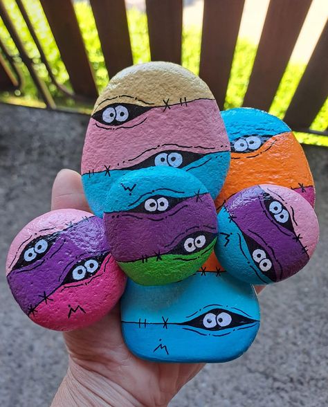 Sharpie Rock Art, Rock Faces, Rock Monster Art, Zombie Rock Painting, Funny Rock Painting Ideas, Monster Rocks Painted, Halloween Themed Painted Rocks, Monster Rocks, Painted Garden Rocks