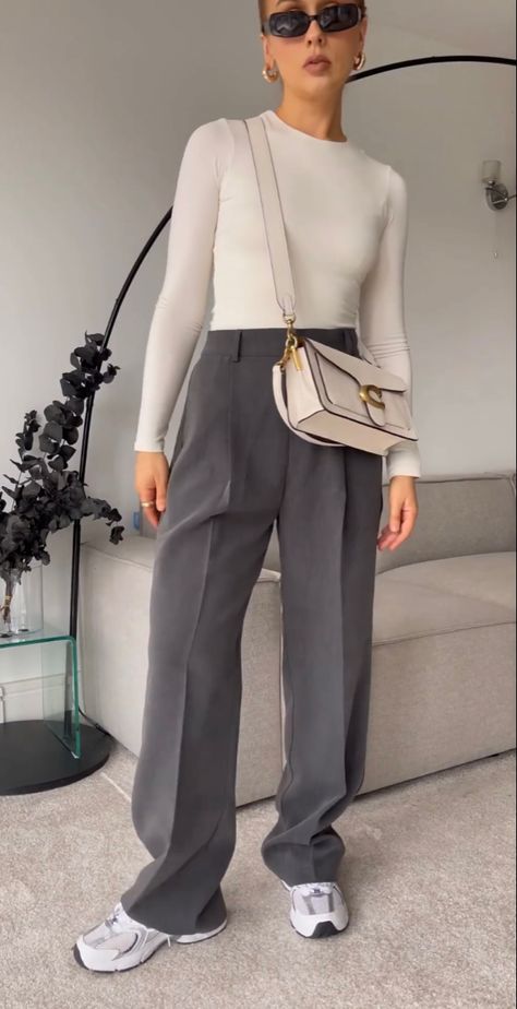 Wide Leg Pants Outfit Casual, Tailored Pants Outfit, Early Spring Outfits Casual, Grey Pants Outfit, Chicago Outfit, Wide Leg Pants Outfit, Winter Pants Outfit, Classic Style Outfits, Pants Outfit Casual