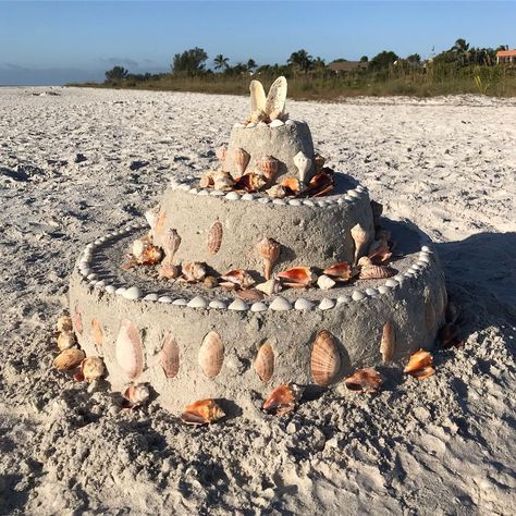 Sandcastle Ideas Beach, Sand Castle Aesthetic, Mermaid Wedding Cake, Sandcastle Ideas, Creative Beach Pictures, Beach Sand Castles, Beach Sand Art, Beach Activity, Shells And Sand